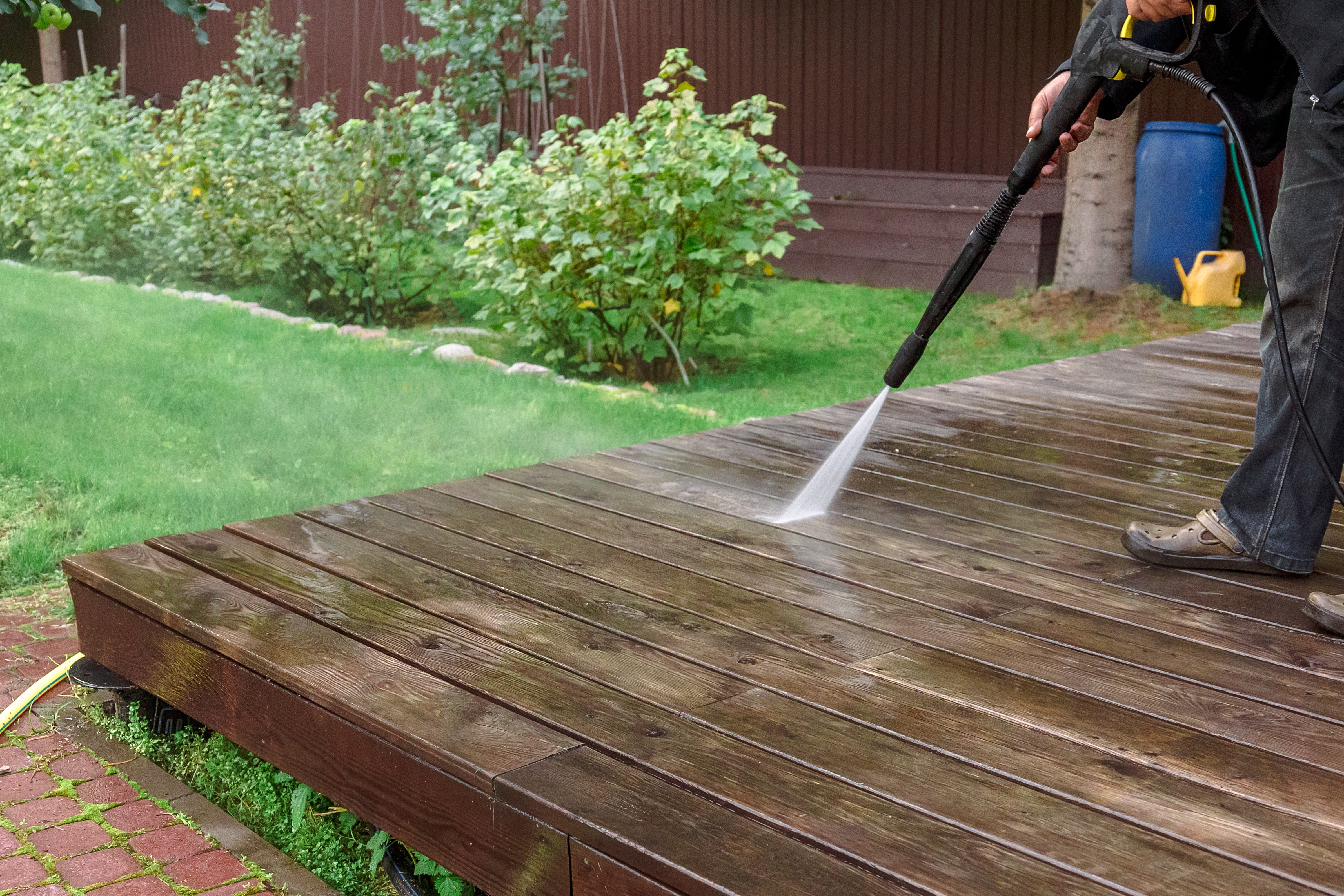 man pressure washer garden decking 