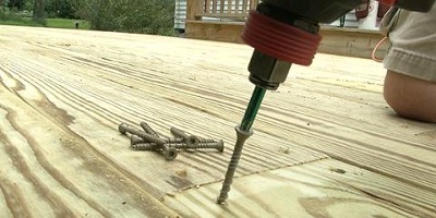Screwing together decking boards