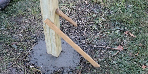 Fence post with wooden supports diy